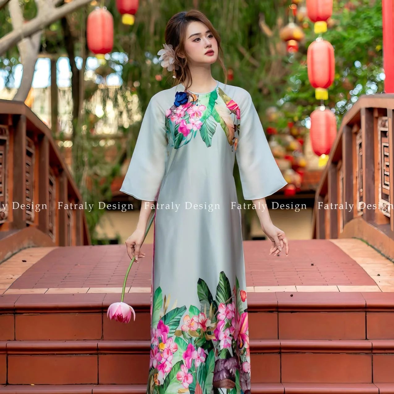 Áo Dài Lụa Xanh Nhạt Thiết Kế Dáng Suông Cao Cấp Với Hoạ Tiết Hoa Xuân In Sắc Nét