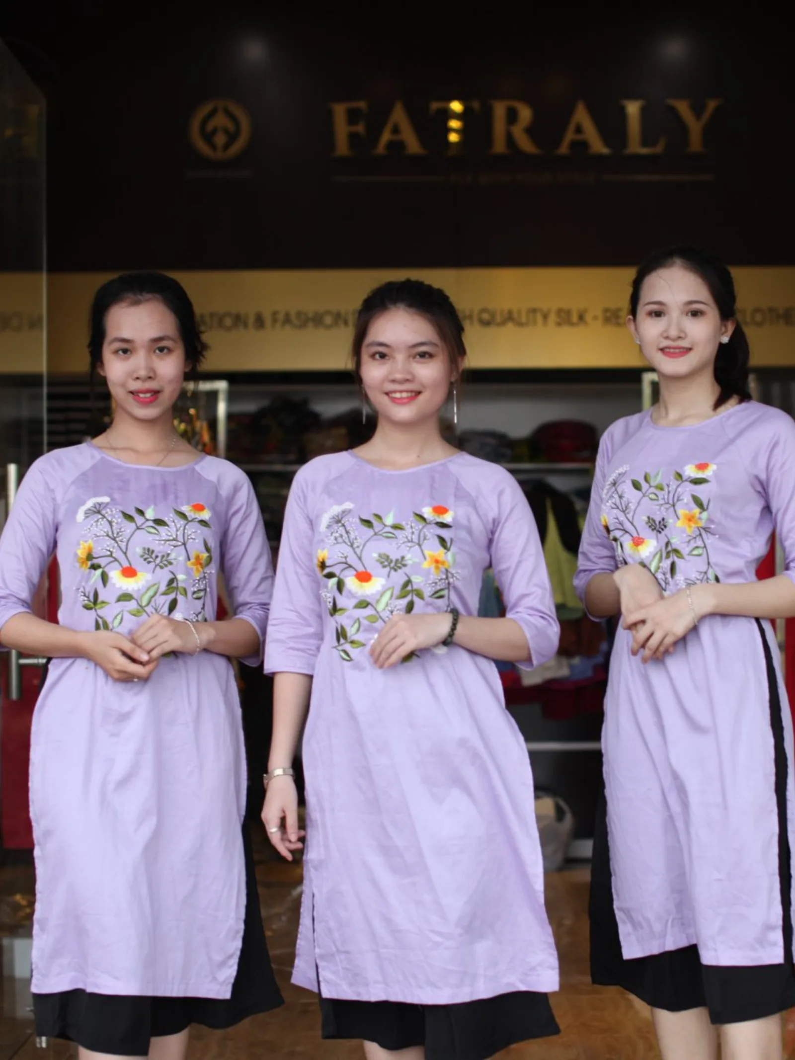 Áo dài đồng phục Thiên Hoa vải lụa Thái Tuấn Fatraly