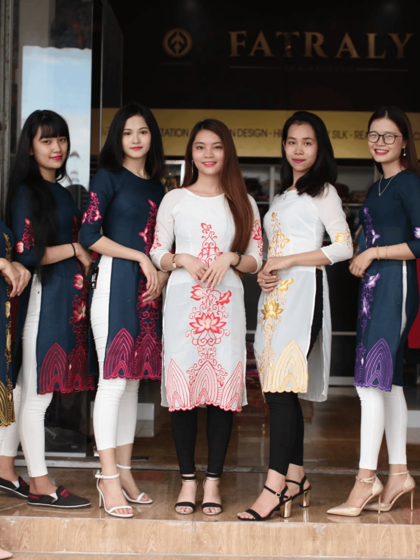 Áo dài đồng phục Tà Lụa Viền Hoa vải lụa Thái Tuấn Fatraly